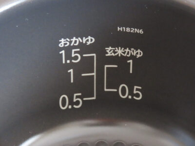 日立炊飯器RZ-TS105Mの内釜の水位目盛1