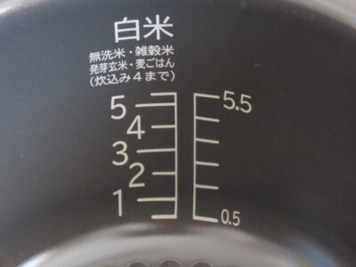 日立炊飯器RZ-TS105Mの内釜の水位目盛2