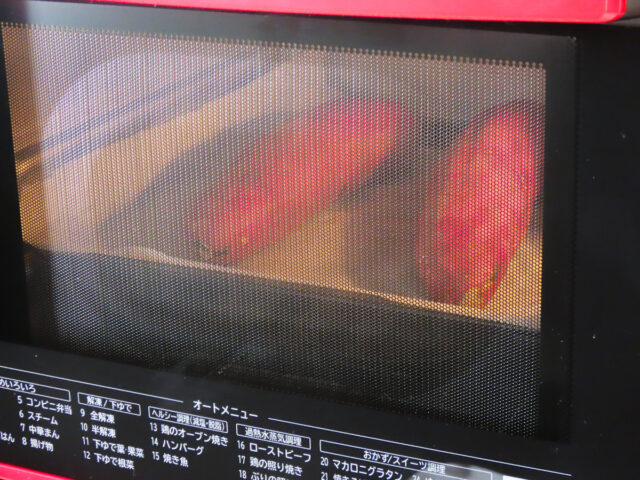 過熱水蒸気調理で焼きいもを作っているところ