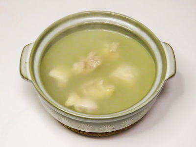 「博多華味鳥 水たきセット」のスープを味わう