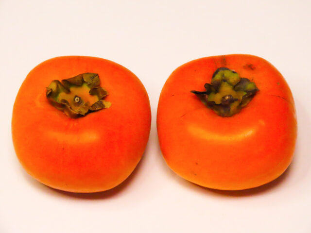黒あま柿を2個並べた状態（上側）
