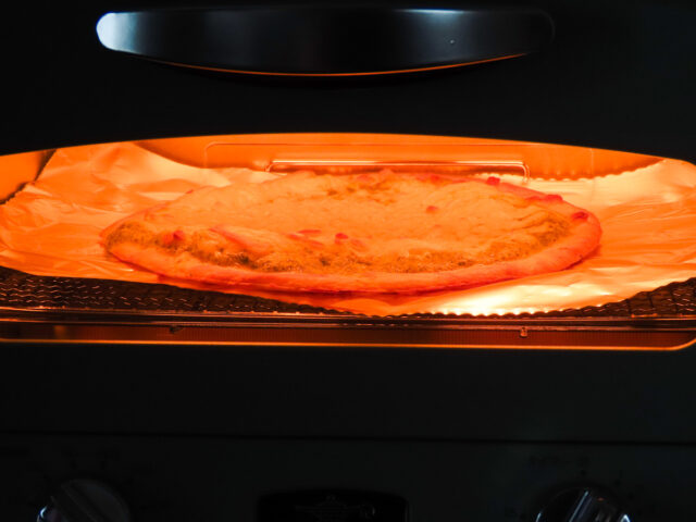 アラジン グラファイト グリル・トースター AET-G13Bで冷凍ピザを焼いているところです