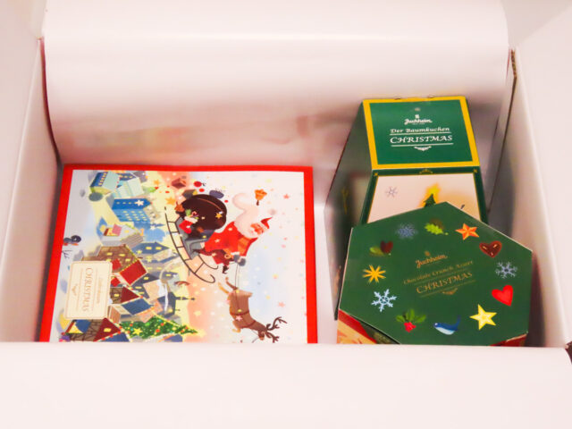 ユーハイム クリスマスギフトBOX 2022の化粧箱9（ミルフィーユとショコラサブレを取り出した状態です）