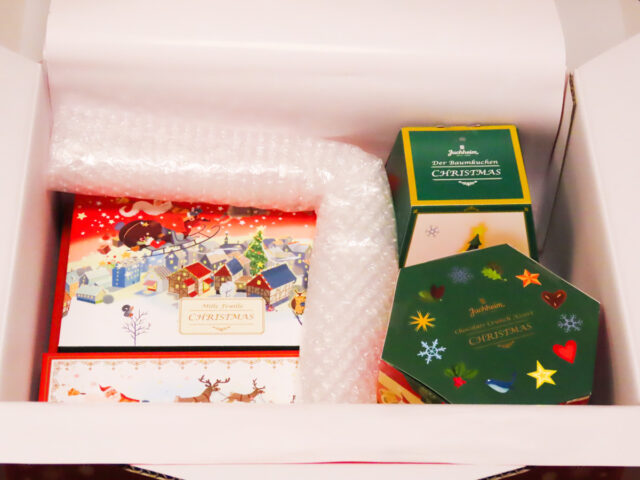 ユーハイム クリスマスギフトBOX 2022の化粧箱9（クリスマス プレッツェルクッキーを取り出した状態です）