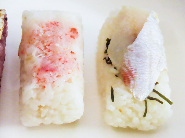 左が笹寿司（かに）、右が笹寿司（たい）です