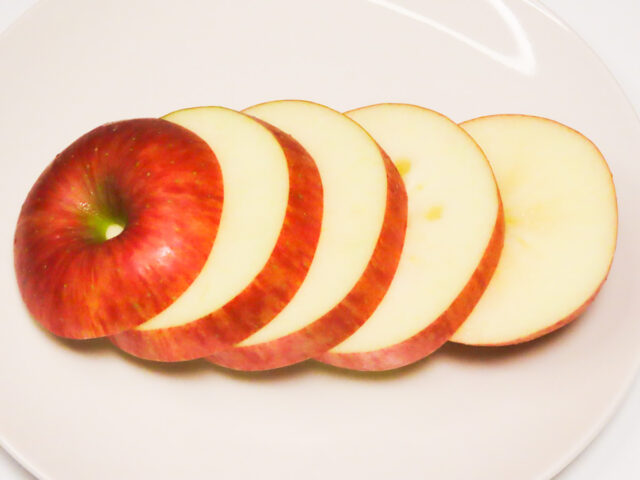 リンゴを皮付きのまま輪切りにカットすると甘みを逃さず食べられます
