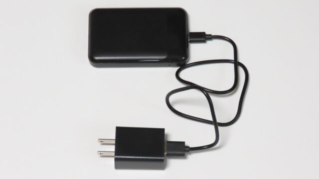 「ダンロップ ファン付きウェア KF2SVJ」に付属するモバイルバッテリー5000mAhと充電用USBアダプタをUSBケーブルで接続した状態です。