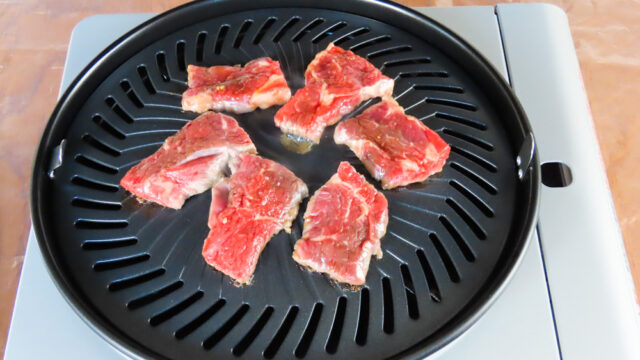 イワタニ マルチスモークレスグリル CB-MSG-1-Jの焼き肉プレートにお肉を置いた状態です。