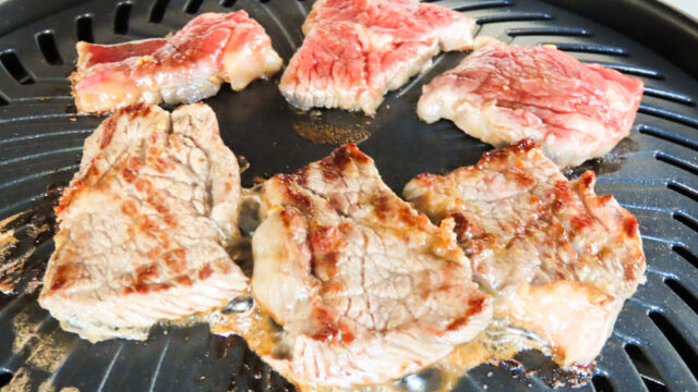 焼き肉プレートのお肉がいい感じに焼けてきました。